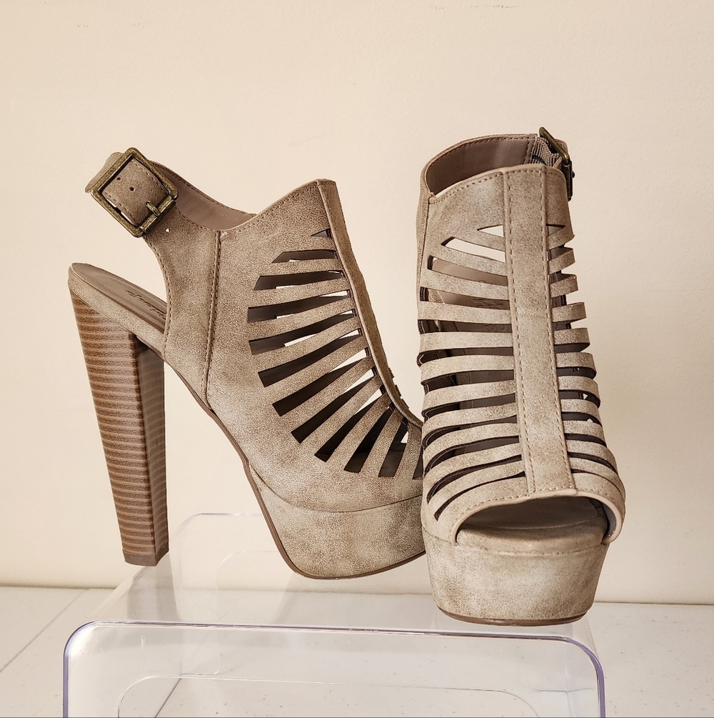 Charlotte Russe Taupe Cutout Platform Heels | Chunky Stacked Heel | Size 6